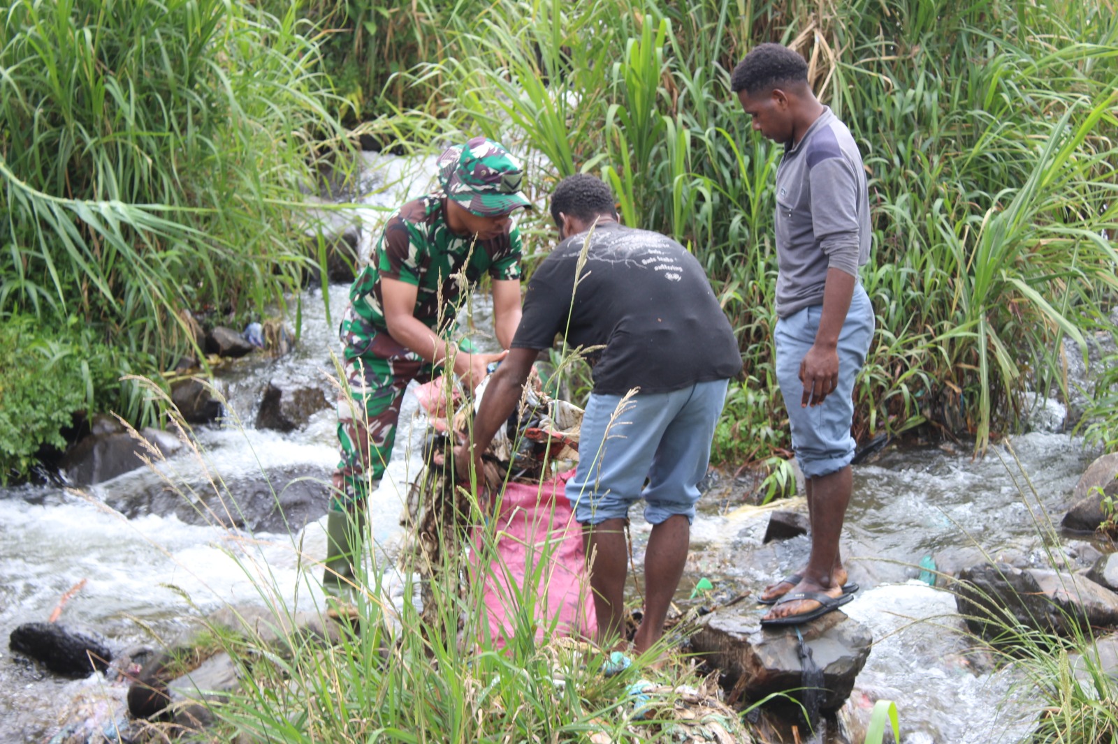 Kodim 1714/Puncak Jaya, Pelopori Giat Bebas Sampah Kabupaten Puncak Jaya