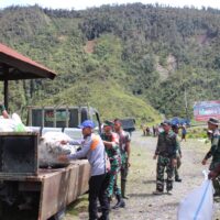 Karya Bakti Gabungan TNI-Polri dan Pemda: Pembersihan Sampah di Pasar Mama-Mama (Nagalomuni) Mulia Kota