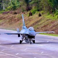TNI Berhasil Laksanakan Uji Coba Pendaratan F-16 dan Super Tucano di Ruas Tol JTTS Lampung