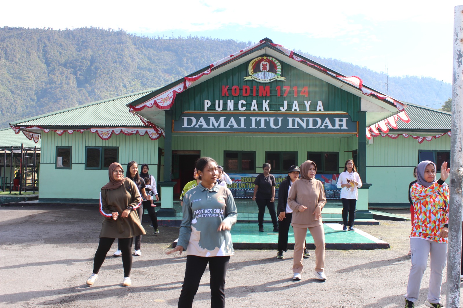 Senam Jum'at Sehat Bersama, Cara Ibu Persit Kodim 1714/Puncak Jaya Tampil Bugar Dan Sehat