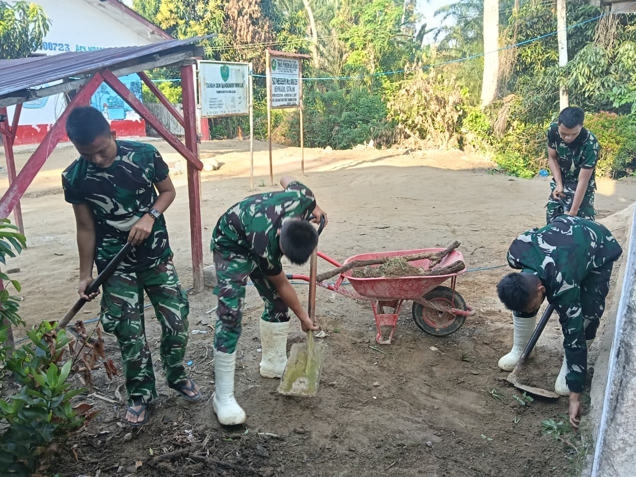Satgas Kodam I/BB Pulihkan Sekolah Terdampak Banjir di Tapsel, Siswa Kembali Belajar Normal Satgas Kodam I/BB Pulihkan Sekolah Terdampak Banjir di Tapsel, Siswa Kembali Belajar Normal