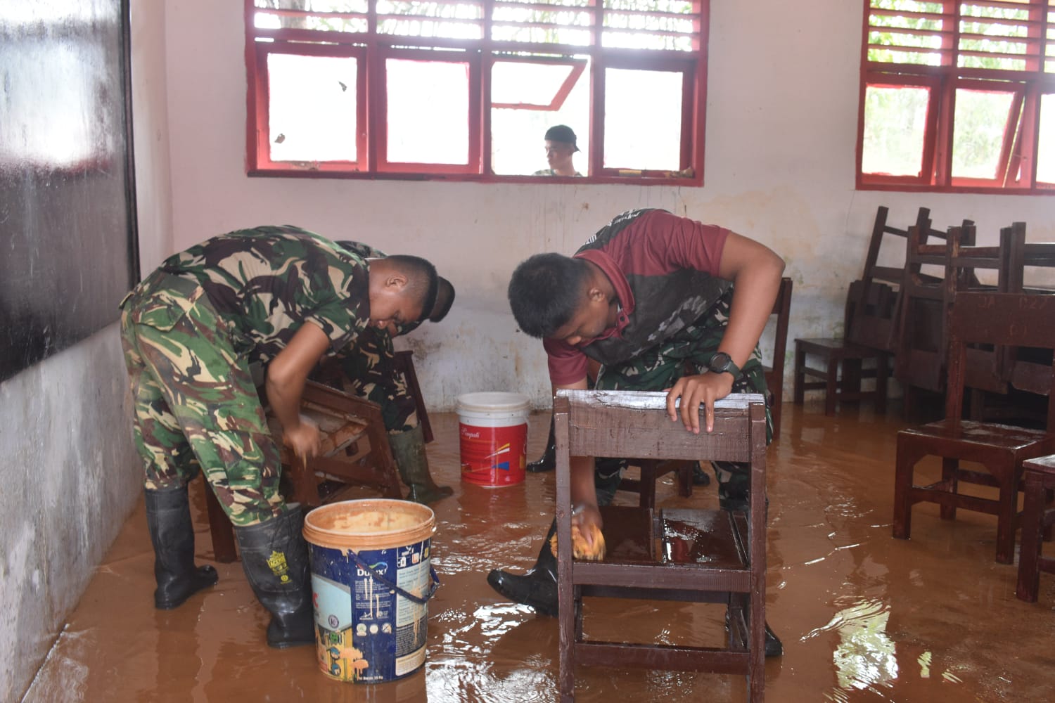 TNI AD Pulihkan SDN 152983 Hutanabolon I Pasca Banjir, Sekolah Kembali Digunakan