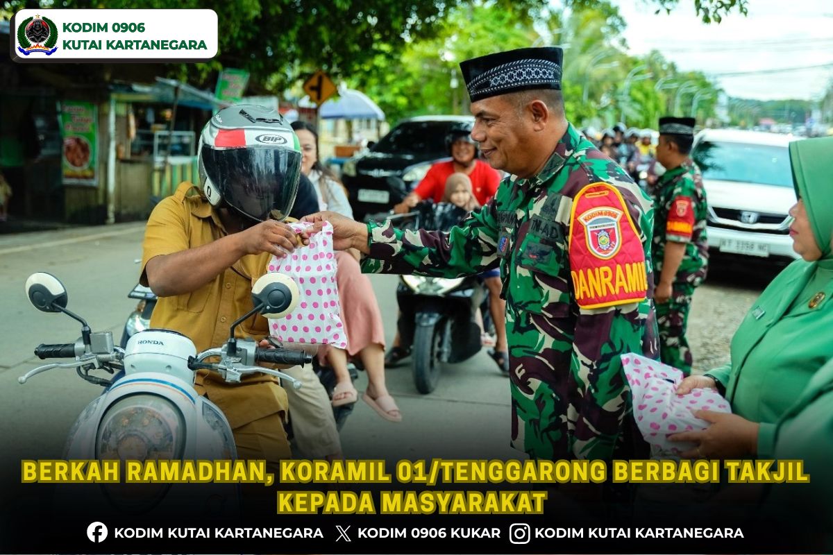 Berkah Ramadhan, Koramil 01/Tenggarong Berbagi Takjil kepada Masyarakat