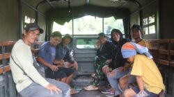 Hangat dan Akrab, Satgas TMMD dan Warga Kampung Bercengkerama Sebelum Lomba Dimulai