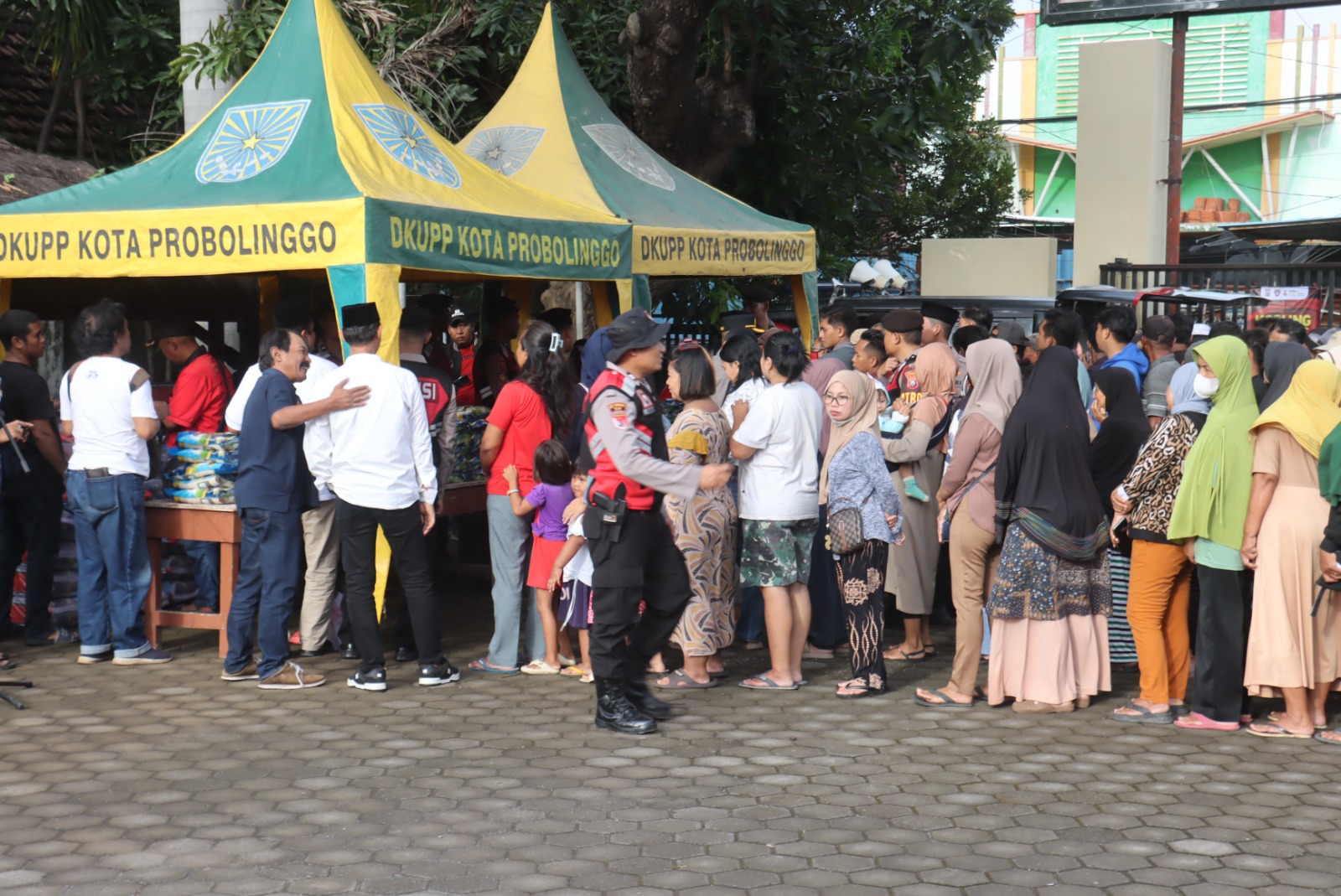 Kapolres Probolinggo Kota Ngabuburit dan Bukber Bareng Pengusaha dan GP Ansor, Santuni Anak Yatim hingga Bagi 500 Bansos
