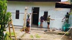 Personel TMMD Ke-127 Kodim 1514/Morotai Laksanakan Pengecatan RTLH di Desa Mandiri