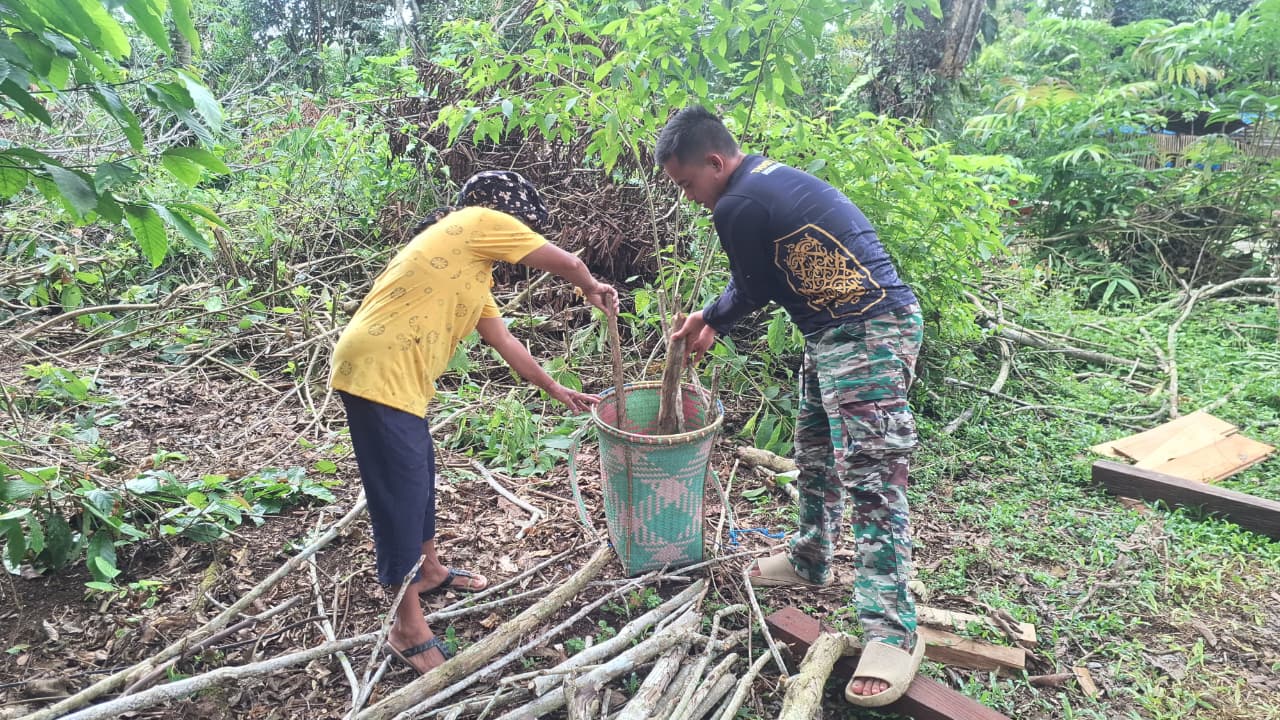 Kemanunggalan TNI dan Rakyat, Pratu Wisnu Taripino Bantu Warga Linggang Amer Cari Kayu Bakar