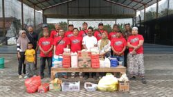 Afiliasi Wartawan Probolinggo Raya (AWPR) Bagikan Ribuan Takjil Di Depan Balai Desa Mentor Sumberasih