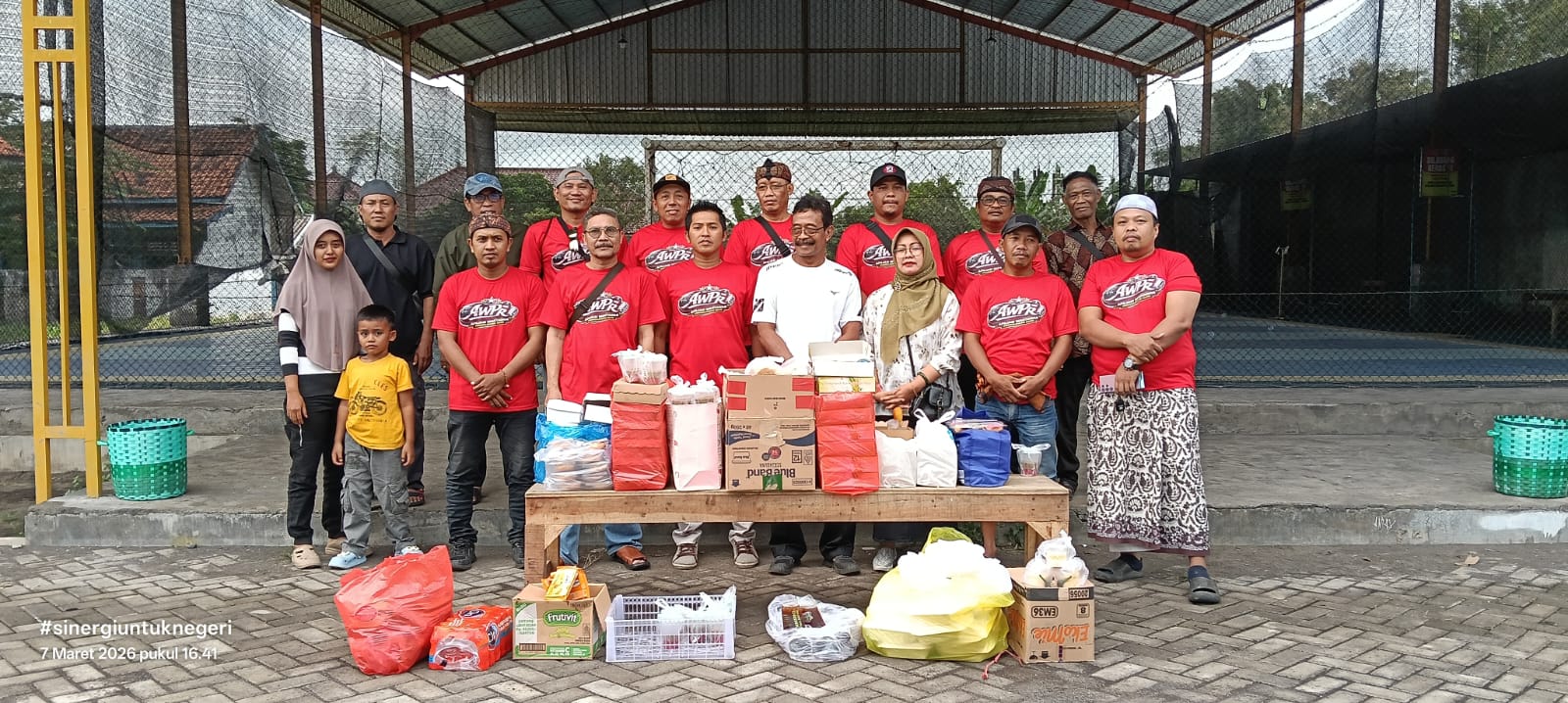 Afiliasi Wartawan Probolinggo Raya (AWPR) Bagikan Ribuan Takjil Di Depan Balai Desa Mentor Sumberasih