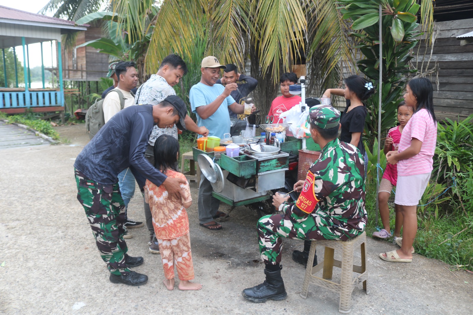 Menjelang Berbuka Puasa, Dansatgas TMMD Borong Pentol untuk Anak-anak Kampung Tering Lama