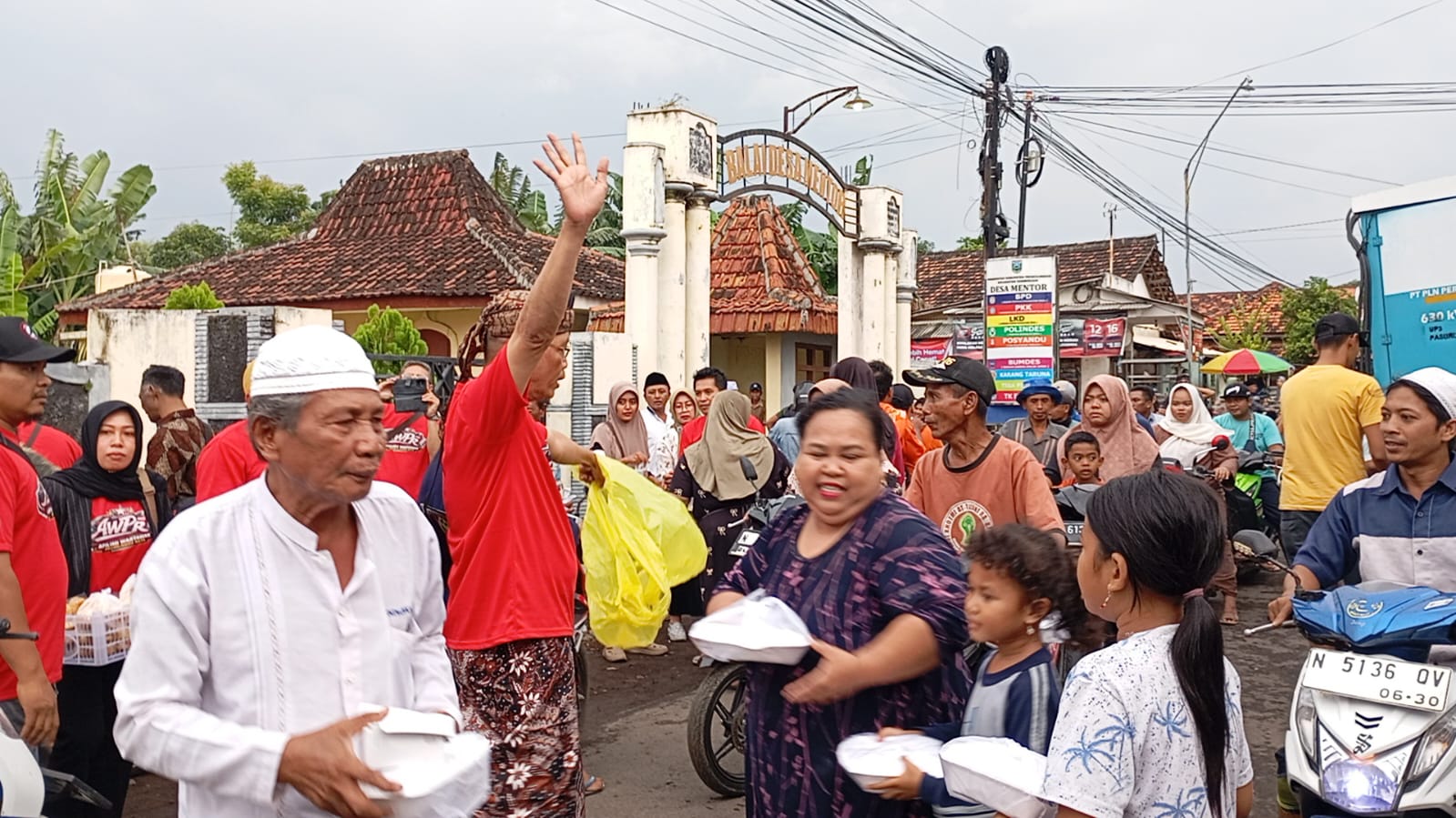 AWPR Bagikan Ribuan Takjil di Desa Mentor Probolinggo