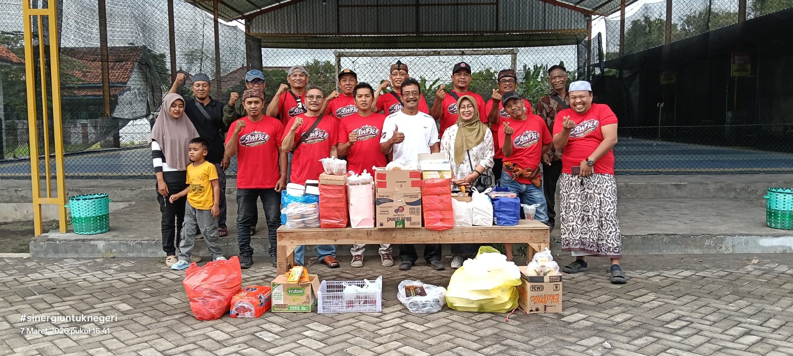 AWPR Bagikan Ribuan Takjil di Desa Mentor Probolinggo