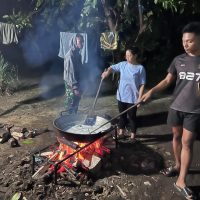 Warga dan Satgas TMMD Masak Bersama, Momen Kebersamaan Jelang Penutupan TMMD di Kampung Linggang Amer