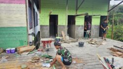 Hampir Rampung, Anggota Satgas TMMD Pasang Jendela RTLH di Kampung Linggang Amer