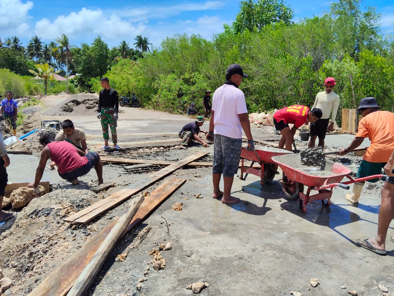 Personel TMMD Ke-127 Kodim 1514/Morotai Laksanakan Pengecoran Plat Deker Gorong-Gorong di Desa Gotalamo Personel TMMD Ke-127 Kodim 1514/Morotai Laksanakan Pengecoran Plat Deker Gorong-Gorong di Desa Gotalamo