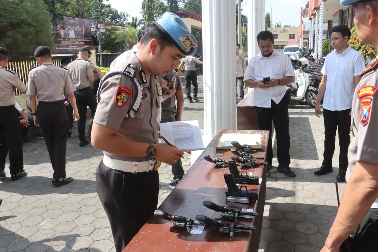 Propam Polres Probolinggo Kota Cek Senpi Dinas Anggota untuk Cegah Pelanggaran Propam Polres Probolinggo Kota Cek Senpi Dinas Anggota untuk Cegah Pelanggaran