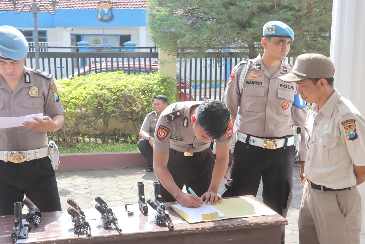 Propam Polres Probolinggo Kota Cek Senpi Dinas Anggota untuk Cegah Pelanggaran Propam Polres Probolinggo Kota Cek Senpi Dinas Anggota untuk Cegah Pelanggaran