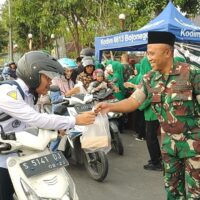 Ramadan Berkah, Persit Kodim Bojonegoro Bagikan Ratusan Takjil