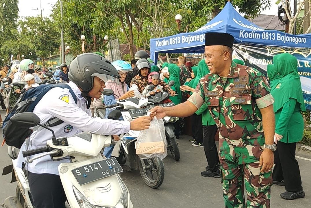 Ramadan Berkah, Persit Kodim Bojonegoro Bagikan Ratusan Takjil