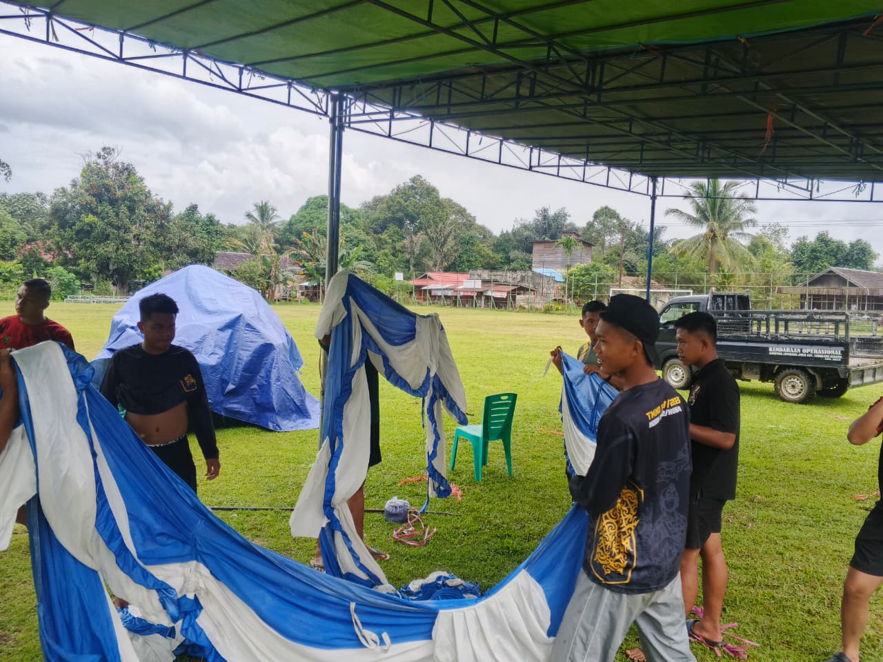 Jelang Penutupan TMMD Ke-127, Satgas dan Warga Bersihkan Lapangan Upacara Linggang Amer