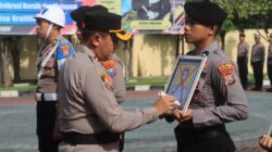 Polres Probolinggo Gelar Upacara PTDH dan Berikan Penghargaan kepada Anggota Berprestasi