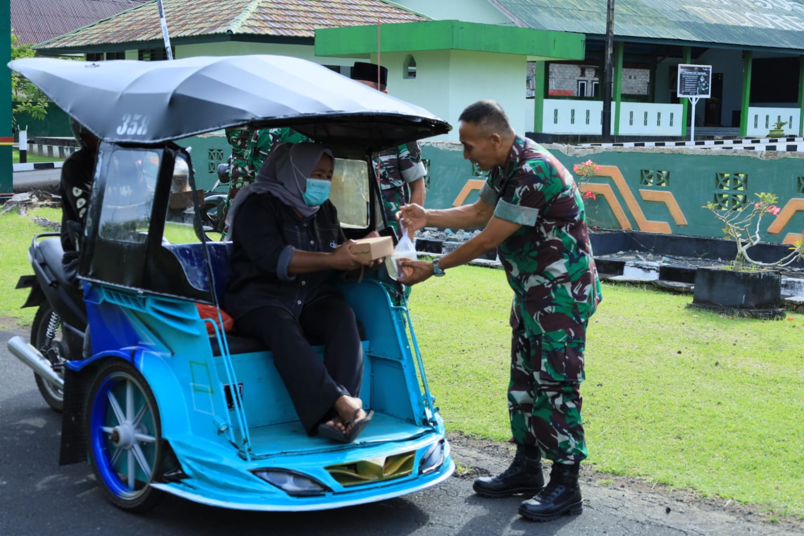 Berbagi Berkah Ramadhan, Prajurit Kodim 1505/Tidore dan Persit Sapa Warga Lewat Pembagian Takjil