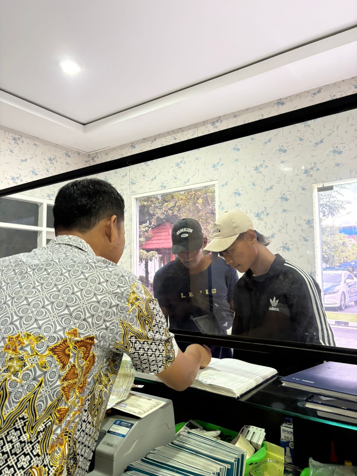 Program Humanis Polisi Disambut Positif, Warga Merasa Terbantu Urus Dokumen Kendaraan Program Humanis Polisi Disambut Positif, Warga Merasa Terbantu Urus Dokumen Kendaraan