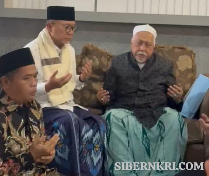 Pererat Silaturahmi, Menko Pangan Zulkifli Hasan Sowan ke Pengasuh Ponpes Sidogiri KH. A. Fuad Noer Hasan