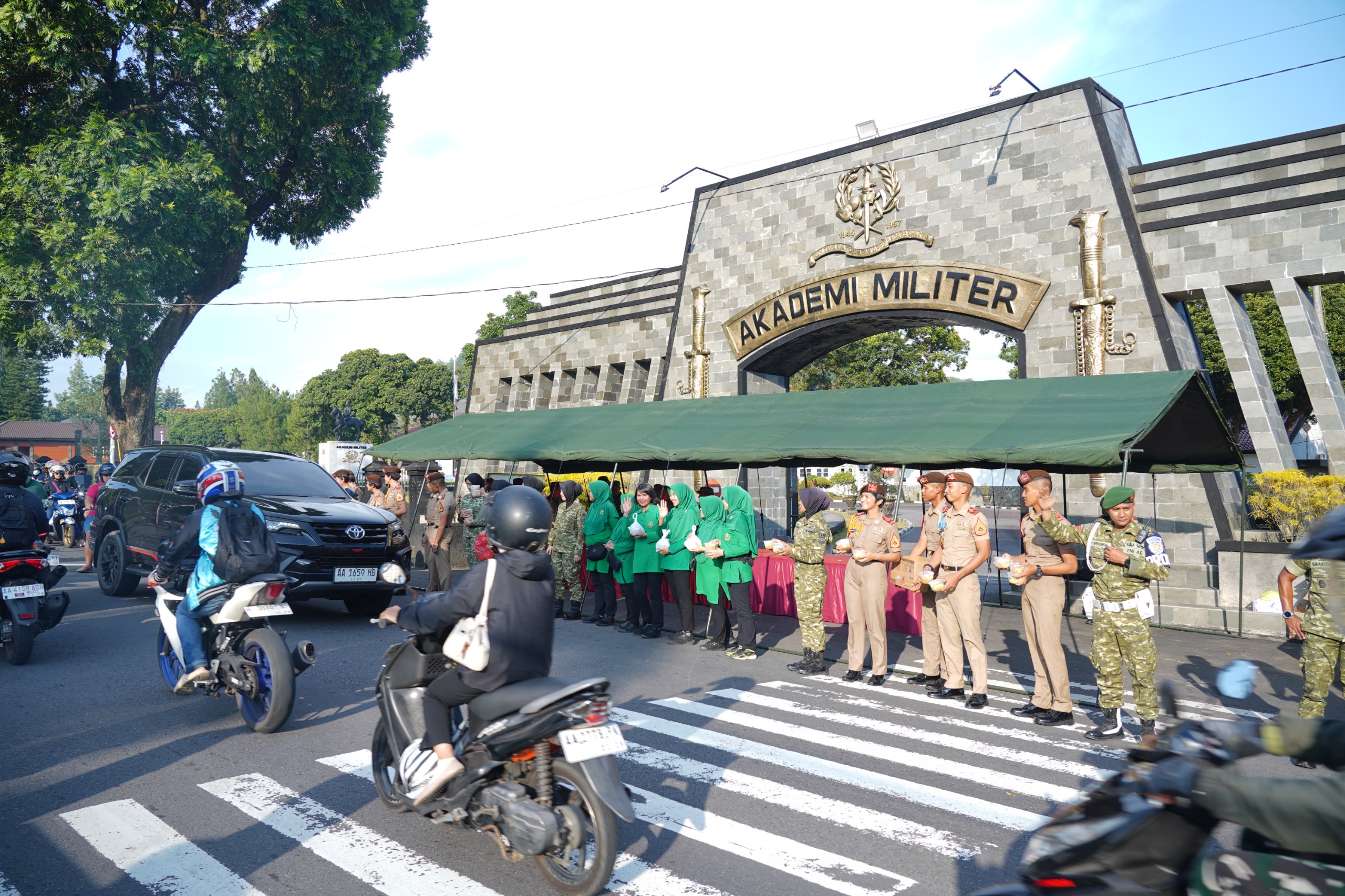 Akmil Berbagi, Wagub Akmil Pimpin Pembagian Takjil kepada Masyarakat Akmil Berbagi, Wagub Akmil Pimpin Pembagian Takjil kepada Masyarakat