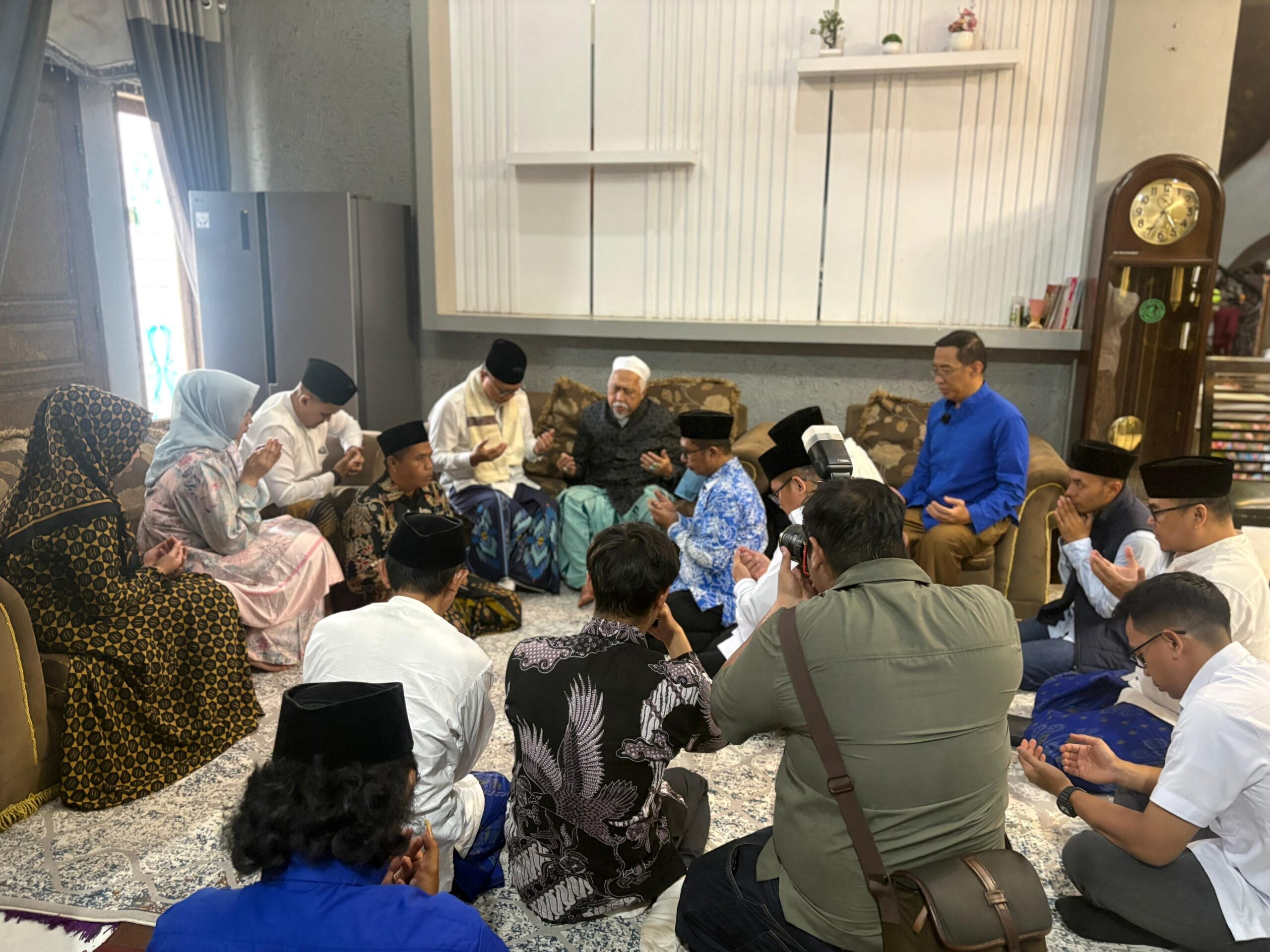 Pererat Silaturahmi, Menko Pangan Zulkifli Hasan Sowan ke Pengasuh Ponpes Sidogiri KH. A. Fuad Noer Hasan