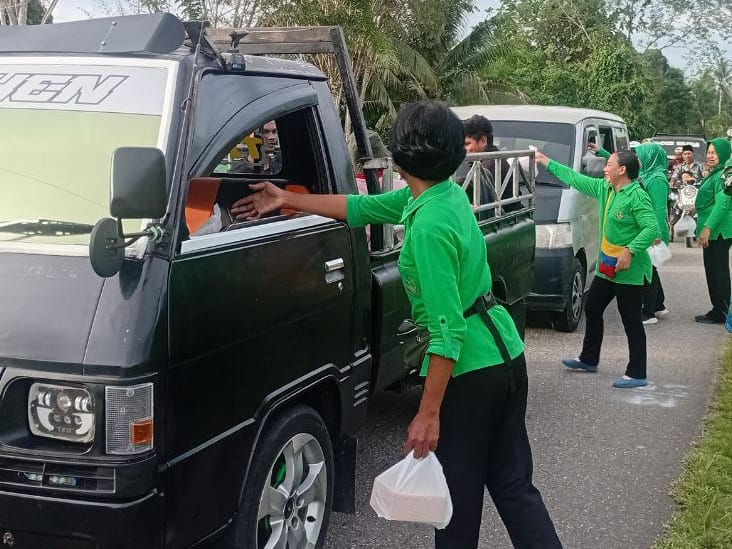 Ramadan Penuh Berkah, Koramil 1710-07/Mapurujaya Berbagi Takjil Untuk Warga Ramadan Penuh Berkah, Koramil 1710-07/Mapurujaya Berbagi Takjil Untuk Warga