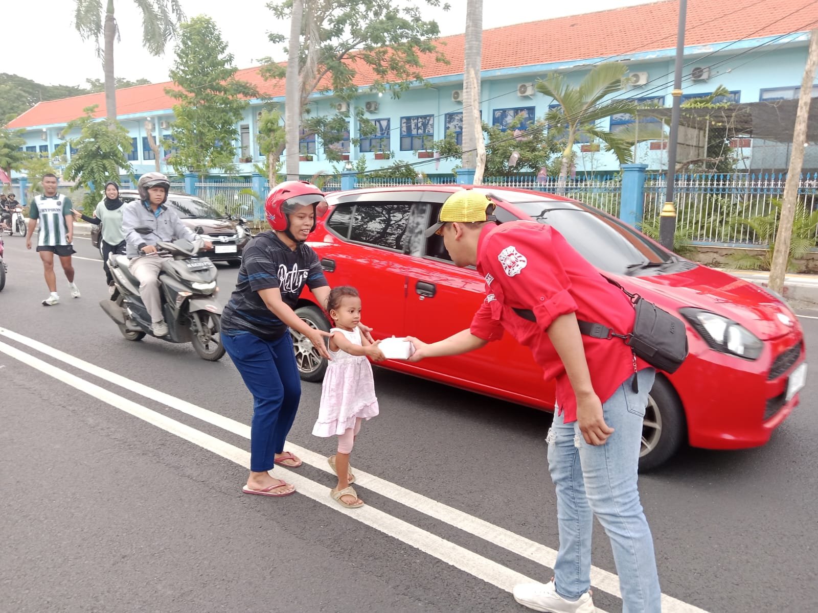 Madas Probolinggo Tebar 1.500 Paket Takjil di Depan Pemkot