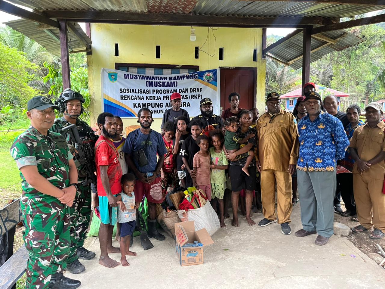 Tim Patroli Gabungan Koops TNI Papua Evakuasi 21 Pengungsi di Aifat Timur Jauh Maybrat Tim Patroli Gabungan Koops TNI Papua Evakuasi 21 Pengungsi di Aifat Timur Jauh Maybrat