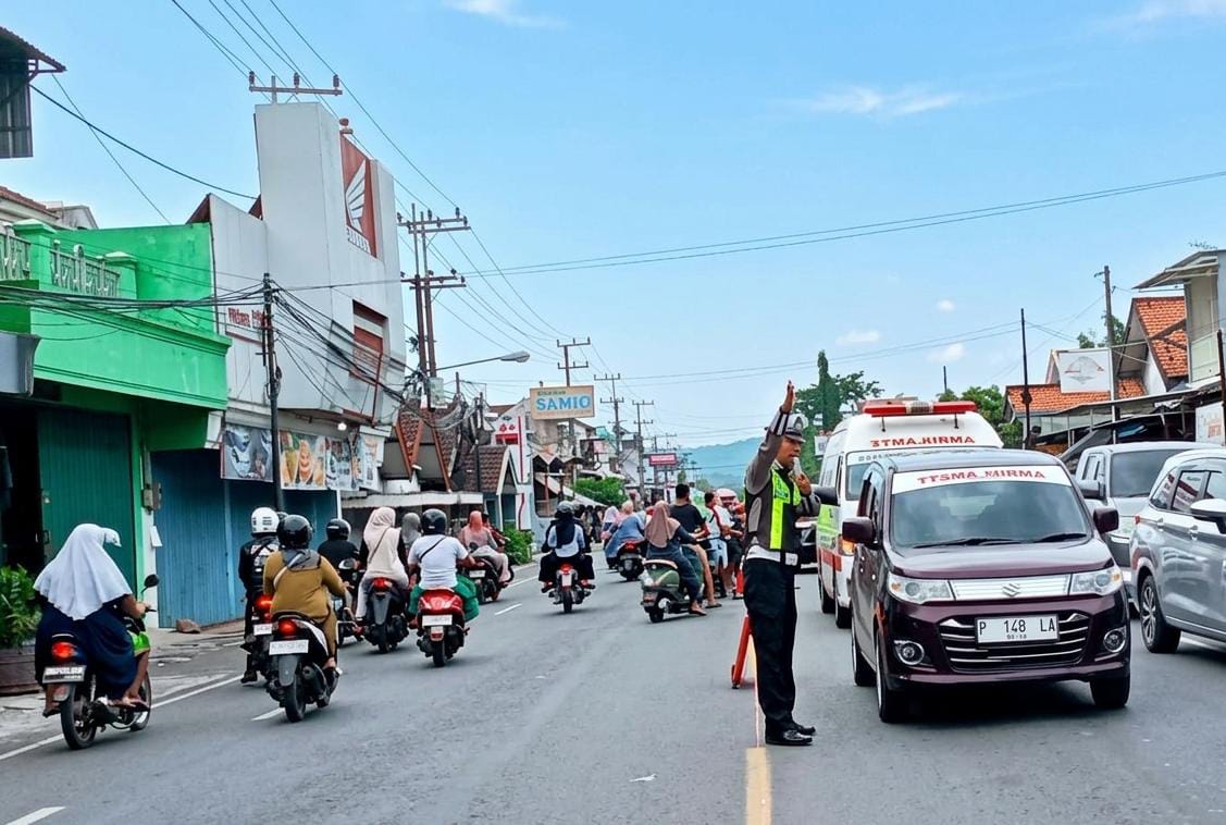 Lalu Lintas Pasar Leces Kembali Lancar Berkat Rekayasa Arus Pos Pam Polres Probolinggo Lalu Lintas Pasar Leces Kembali Lancar Berkat Rekayasa Arus Pos Pam Polres Probolinggo