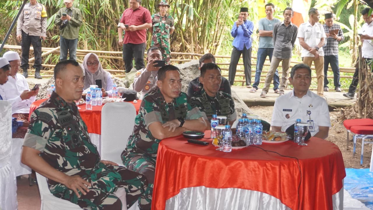 TNI Perkuat Kemanunggalan dengan Rakyat Melalui Pembangunan Jembatan Garuda dan Program Gentengisasi TNI Perkuat Kemanunggalan dengan Rakyat Melalui Pembangunan Jembatan Garuda dan Program Gentengisasi