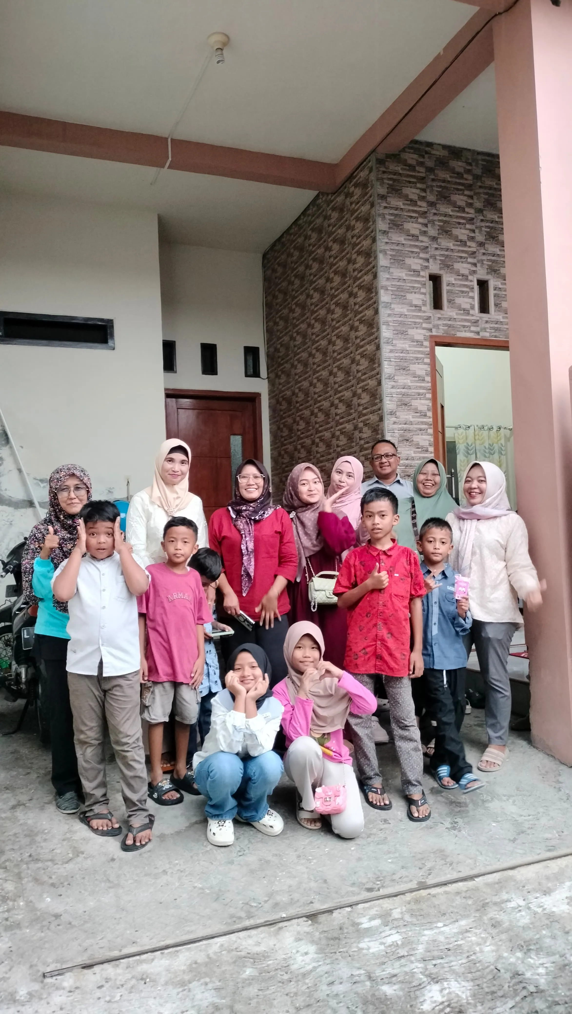 “DI TENGAH KRITIK DUNIA PENDIDIKAN, KEDIRI TUNJUKKAN CONTOH: WALI MURID DATANG LANGSUNG KE RUMAH GURU”