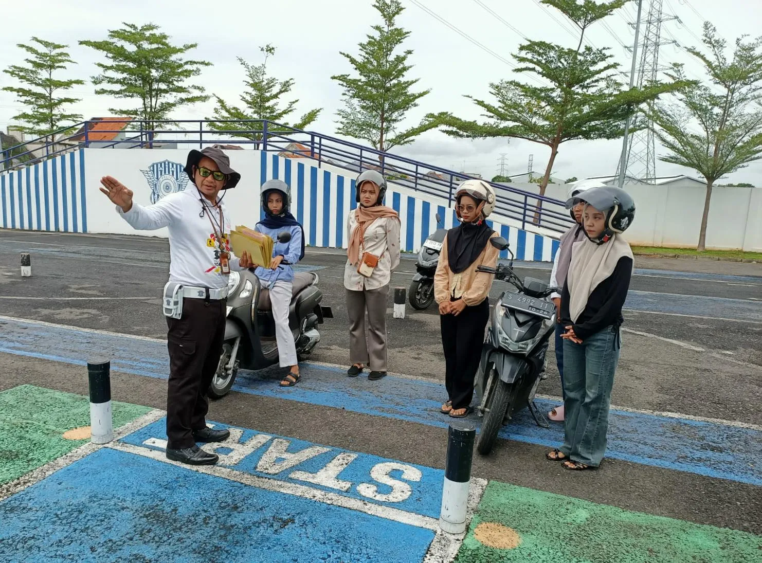 Pelayanan Jemput Bola Polisi Tingkatkan Literasi Lalu Lintas Warga Pelayanan Jemput Bola Polisi Tingkatkan Literasi Lalu Lintas Warga