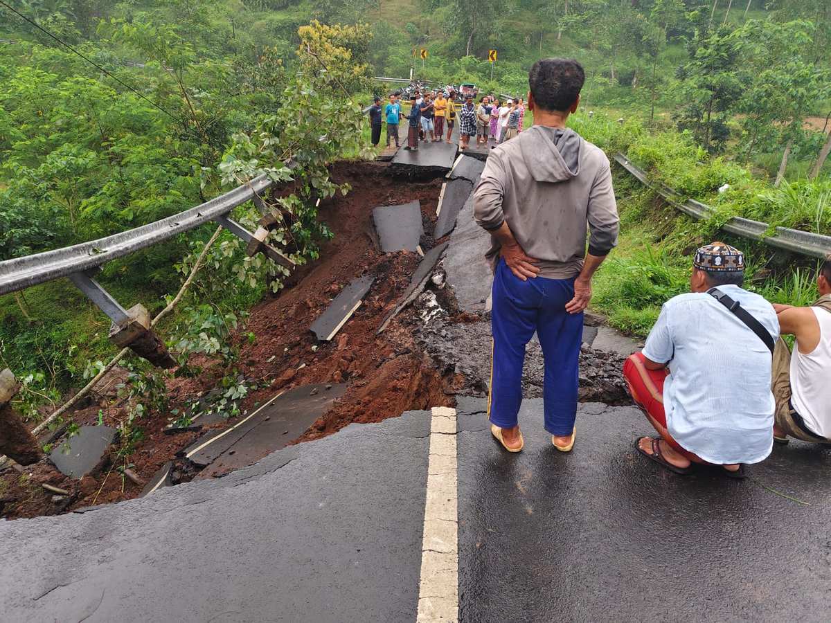 Jembatan Ambruk di Lumbang, Dua Pemuda Terluka Usai Motor Terseret Runtuhan