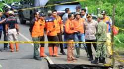 Polres Probolinggo Beri Bantuan Pipa Air Bersih Pascalongsor di Lumbang