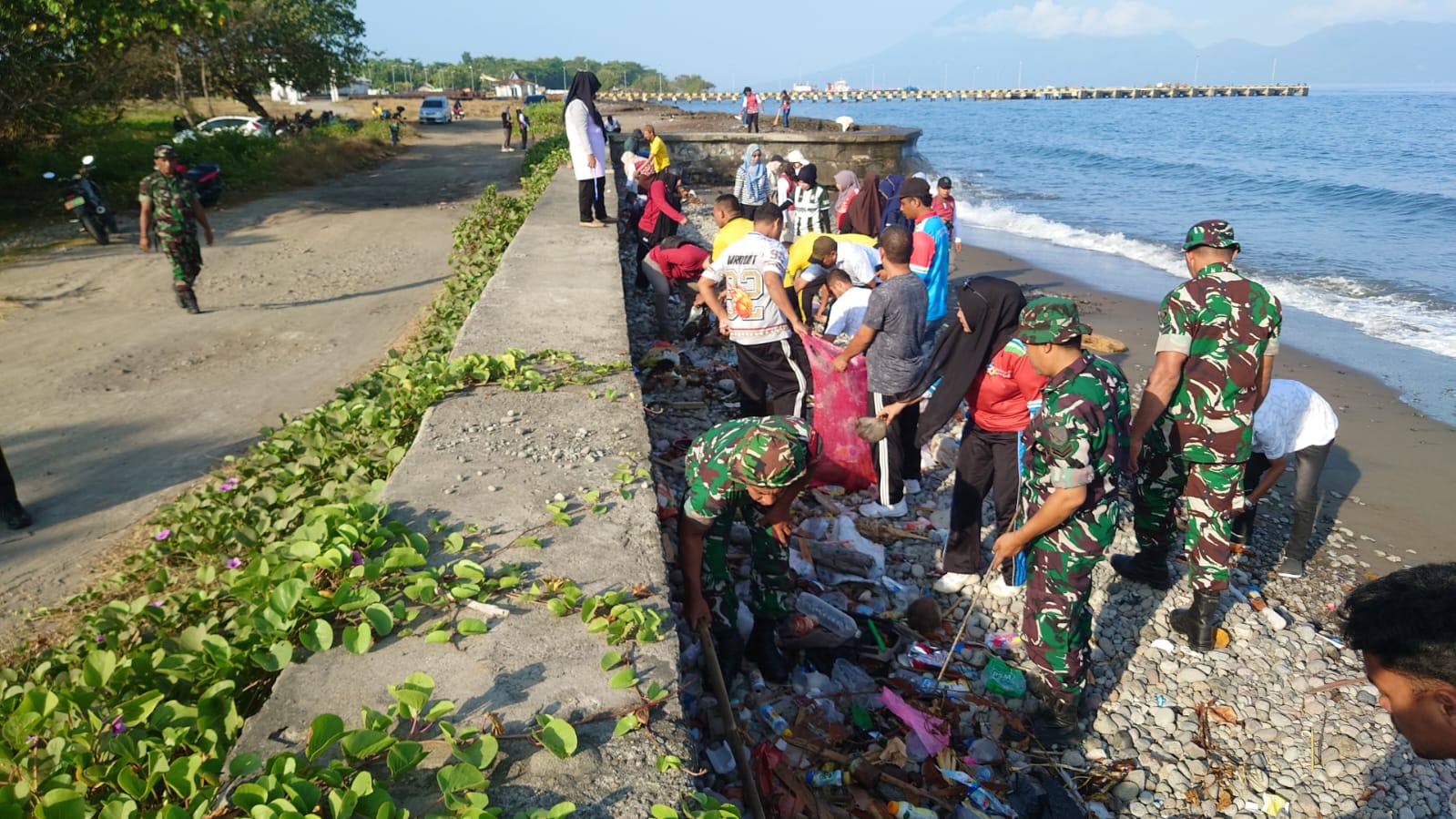 Jaga Kebersihan Pesisir, Koramil Sofifi Bersama BKKBN dan Polsek Gelar Aksi Bersih Pantai Jaga Kebersihan Pesisir, Koramil Sofifi Bersama BKKBN dan Polsek Gelar Aksi Bersih Pantai