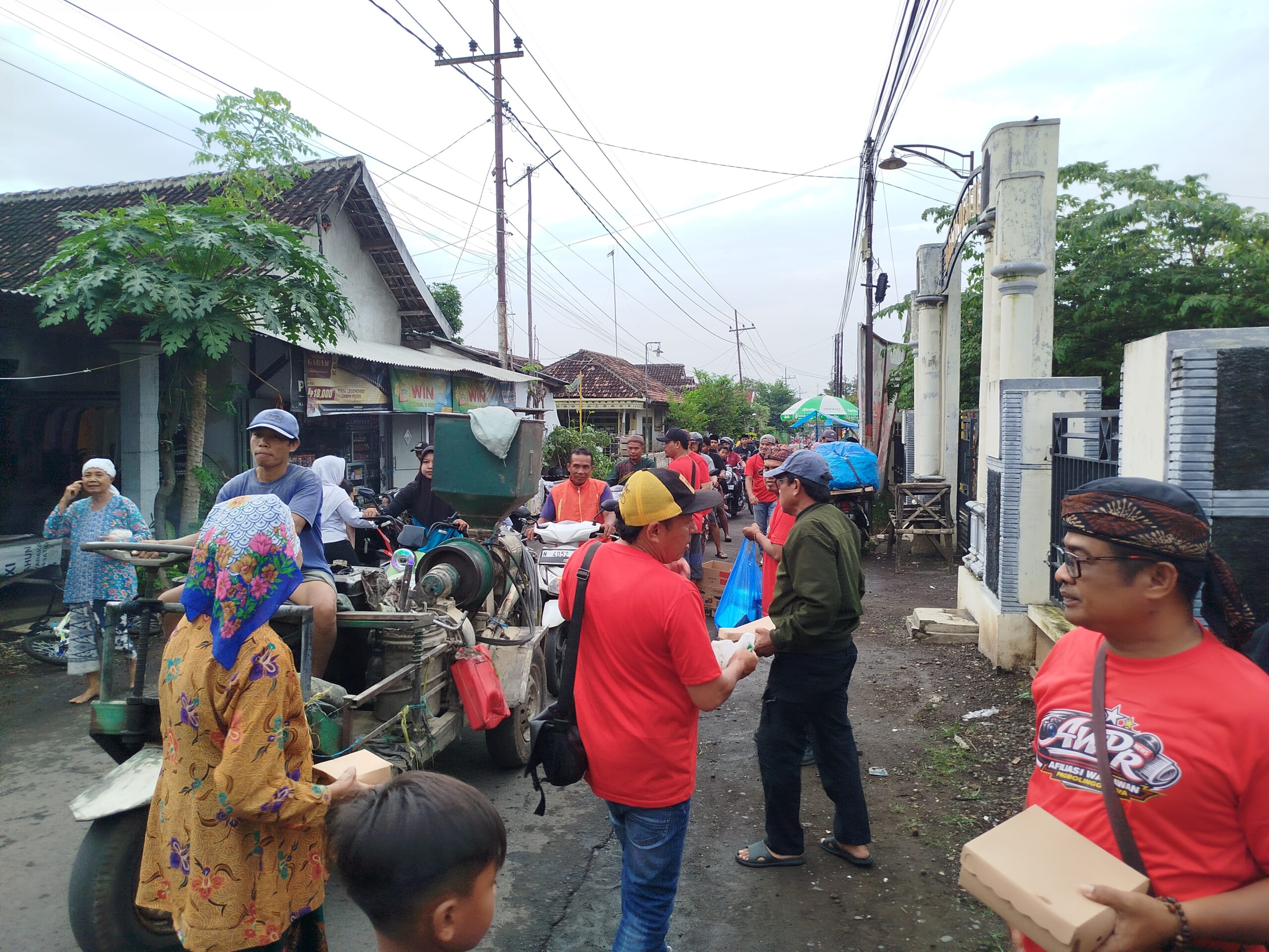 Afiliasi Wartawan Probolinggo Raya (AWPR) Bagikan Ribuan Takjil Di Depan Balai Desa Mentor Sumberasih