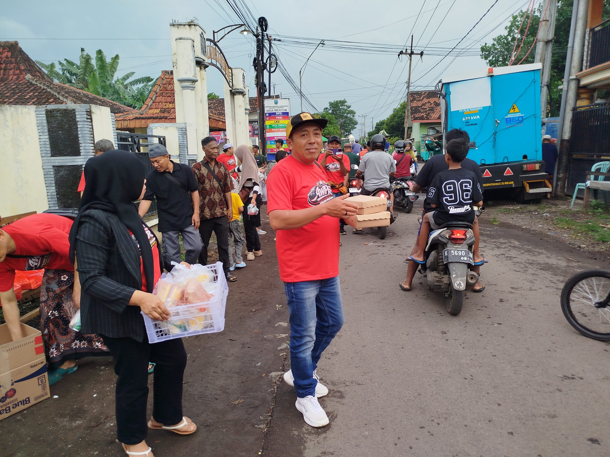 Afiliasi Wartawan Probolinggo Raya (AWPR) Bagikan Ribuan Takjil Di Depan Balai Desa Mentor Sumberasih