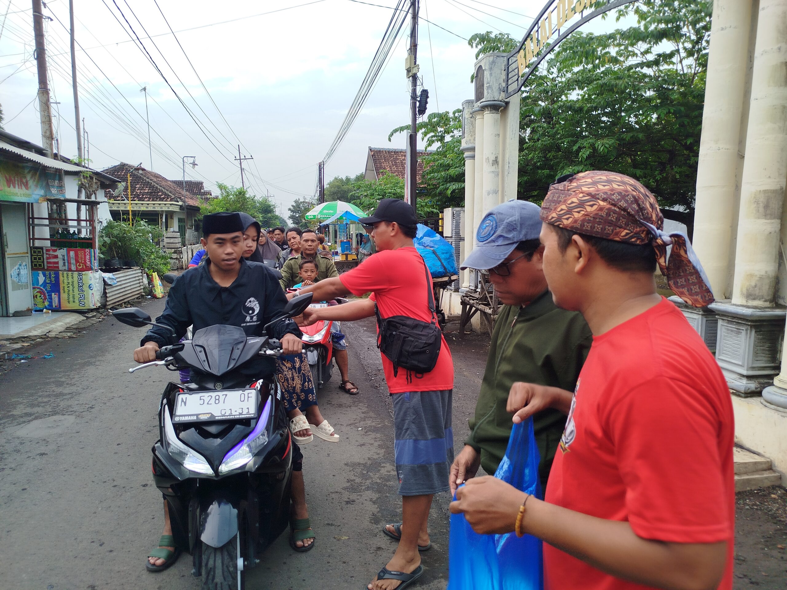 Afiliasi Wartawan Probolinggo Raya (AWPR) Bagikan Ribuan Takjil Di Depan Balai Desa Mentor Sumberasih