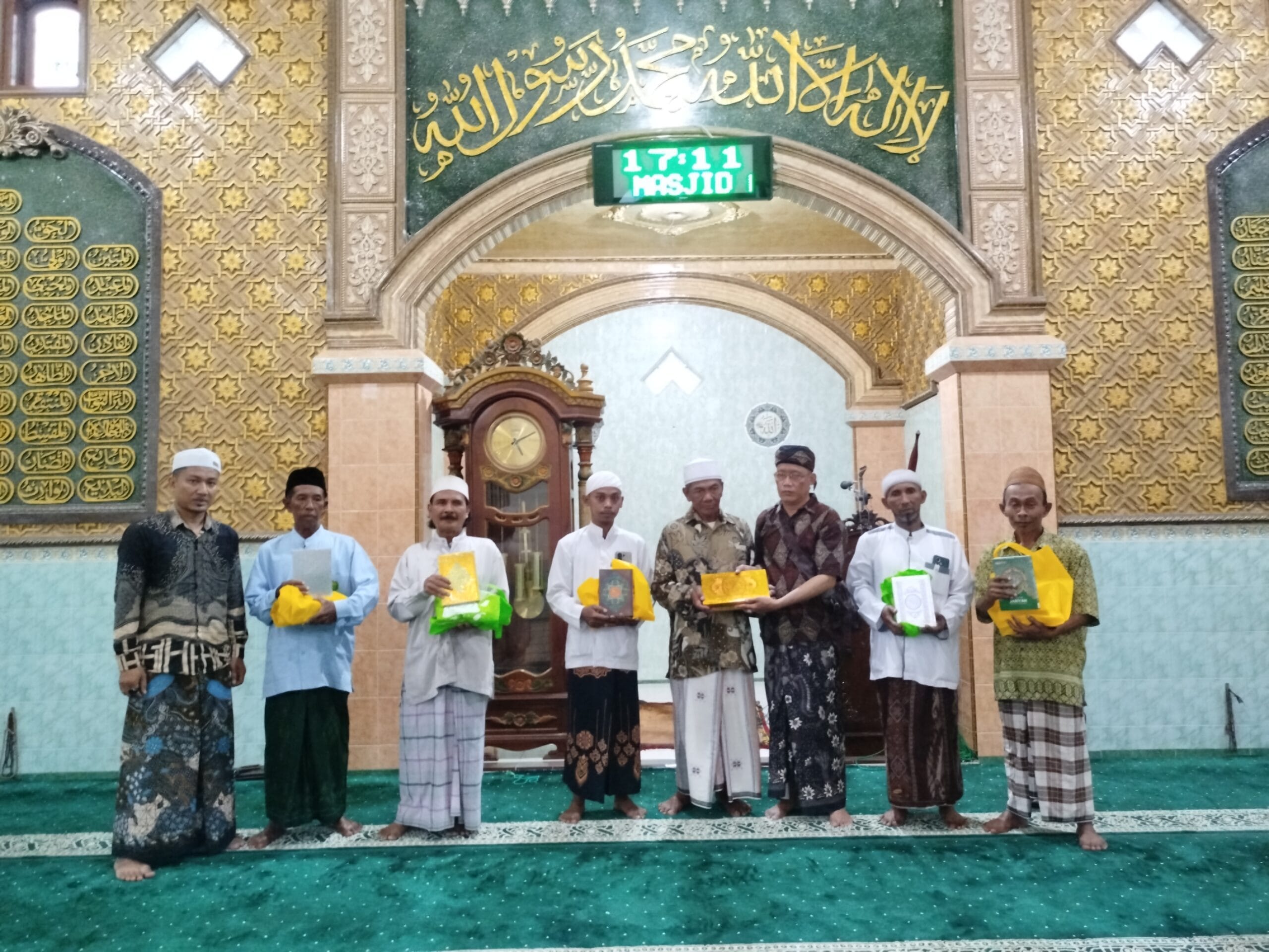Afiliasi wartawan probolinggo Raya (AWPR) Serahkan Al-Qur’an Ke Masjid Al-Falah,Ke Empat Musholla satu TPQ.
