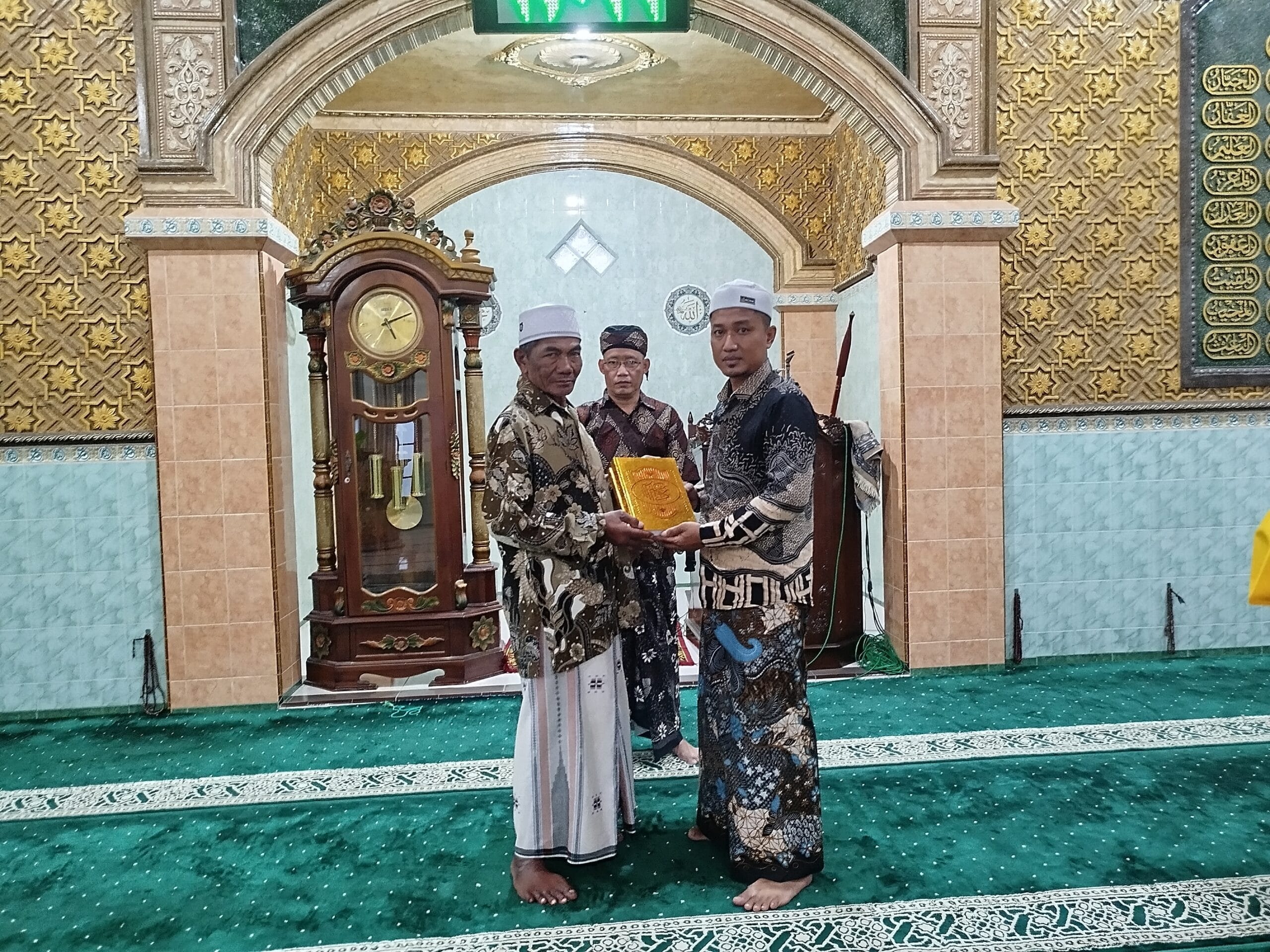 Afiliasi wartawan probolinggo Raya (AWPR) Serahkan Al-Qur’an Ke Masjid Al-Falah,Ke Empat Musholla satu TPQ.