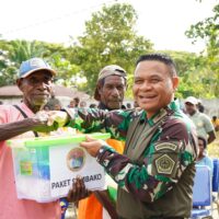 Wujudkan Kepedulian, Koops TNI Papua Gelar Pengobatan Gratis dan Bagi Sembako di Kampung Iwaka
