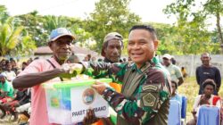 Wujudkan Kepedulian, Koops TNI Papua Gelar Pengobatan Gratis dan Bagi Sembako di Kampung Iwaka