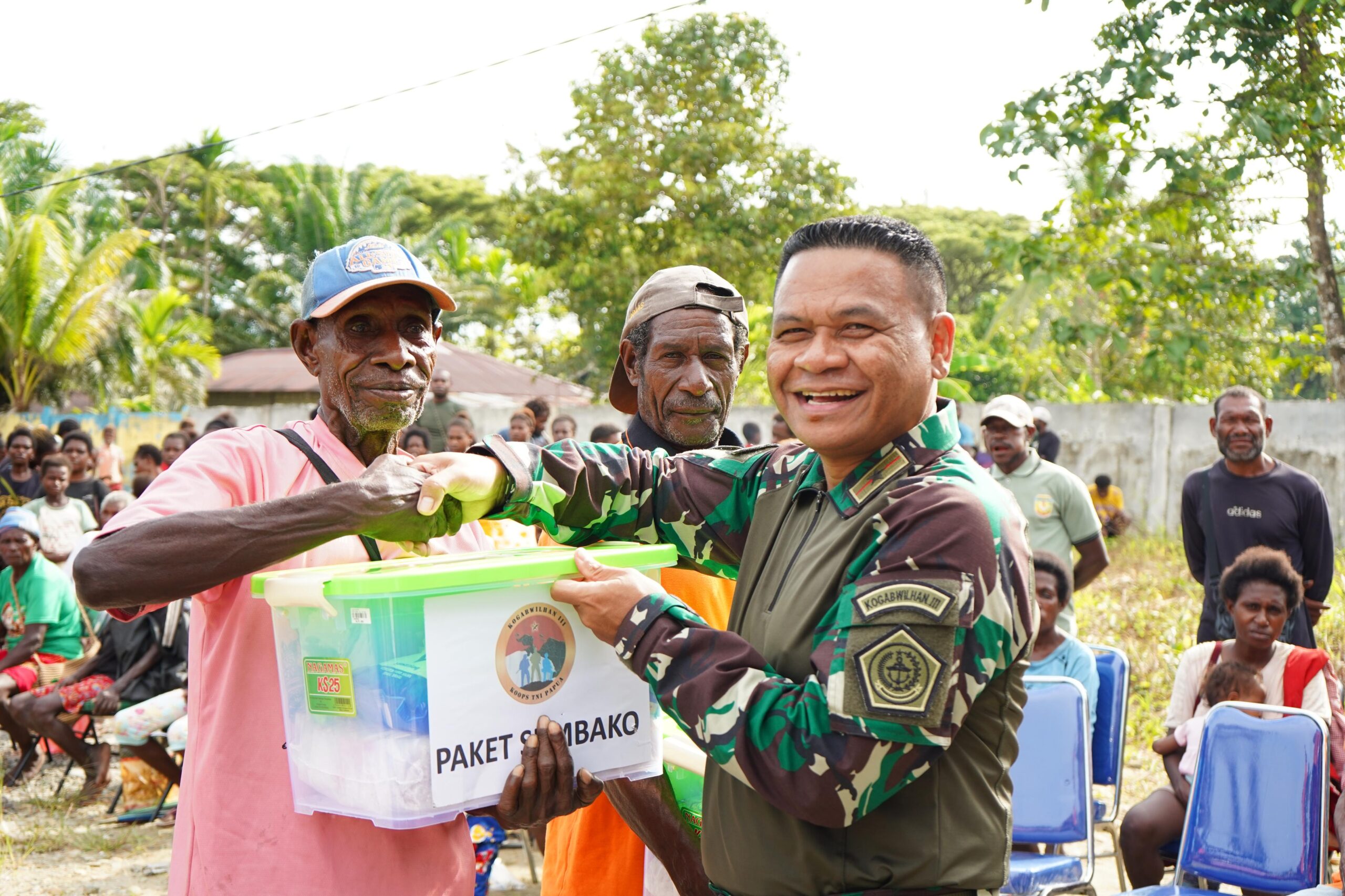 Wujudkan Kepedulian, Koops TNI Papua Gelar Pengobatan Gratis dan Bagi Sembako di Kampung Iwaka