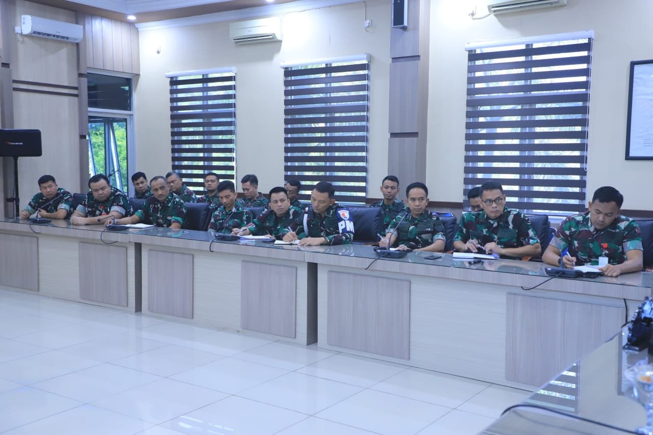 Komandan Lanud Sultan Hasanuddin Pimpin Rapat Staf, Tekankan Kepemimpinan Berbasis Keteladanan dan Kecerdasan Emosional