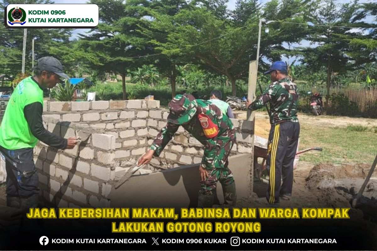 Jaga Kebersihan Makam, Babinsa dan Warga Kompak Lakukan Gotong Royong
